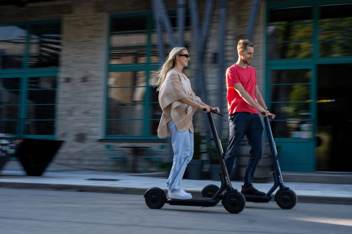 Patineta eléctrica en ciudad